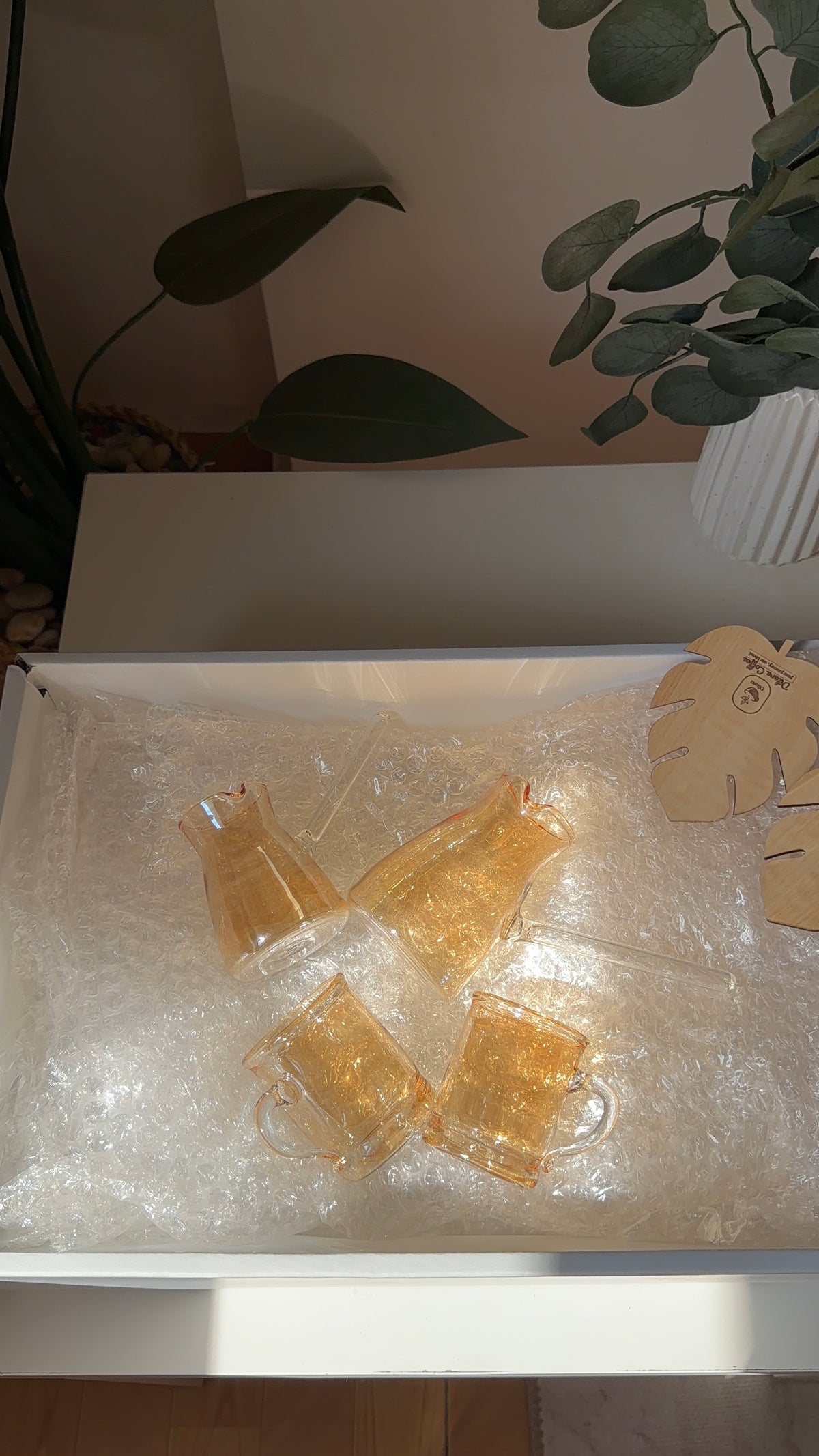pyrex 4 set + 2 wooden coasters