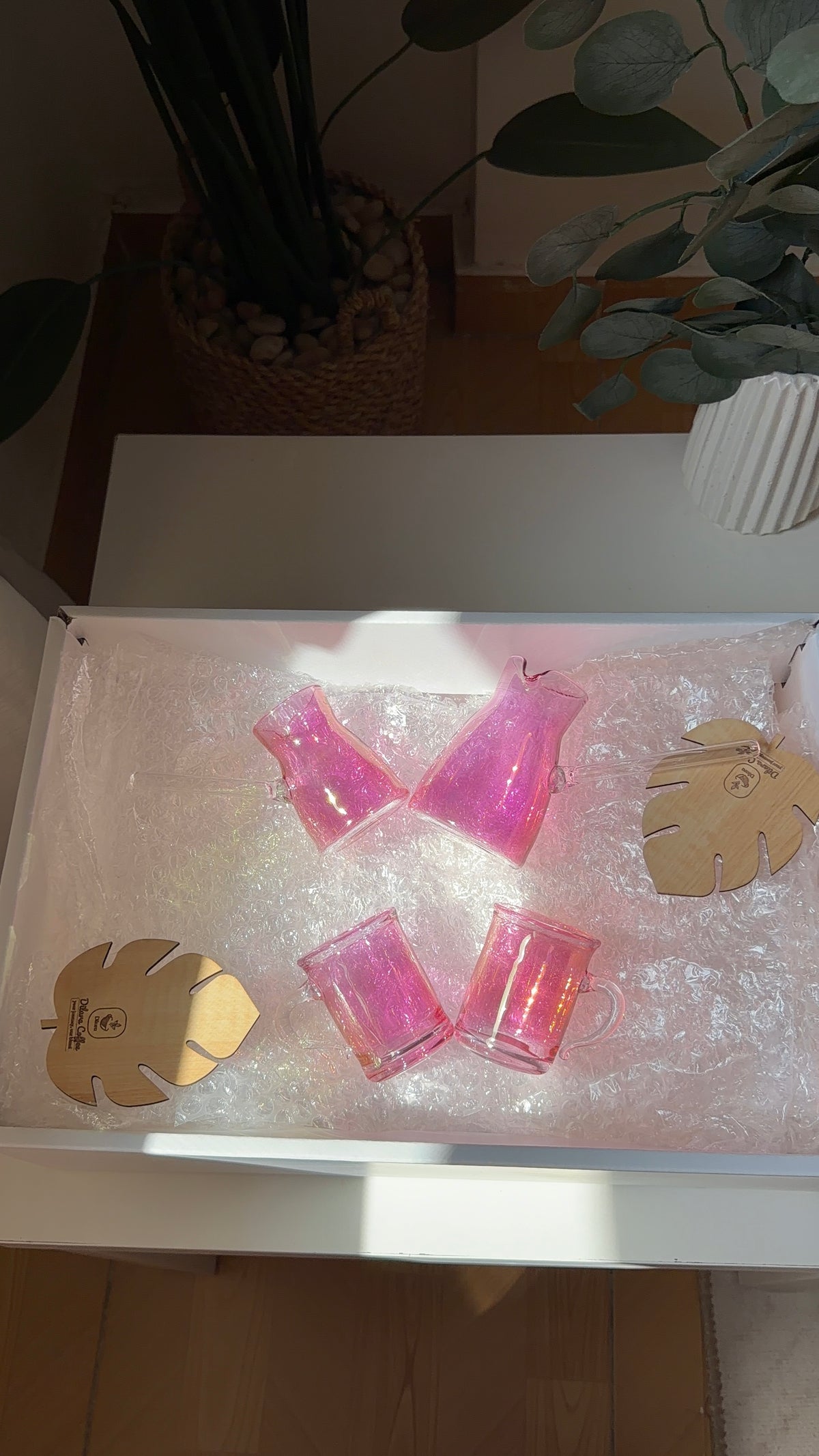 pyrex 4 set + 2 wooden coasters